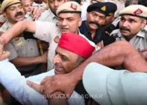 सपा-मुखिया-व-पूर्व-सीएम-अखिलेश-यादव-को-धरने-से-इस-तरह-खींचकर-ले-जाती-पुलिस