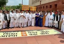 सोमवार-को-संसद-के-बार-प्रदर्शन-करते-इंडिया-गठबंधन-के-सांसद।.