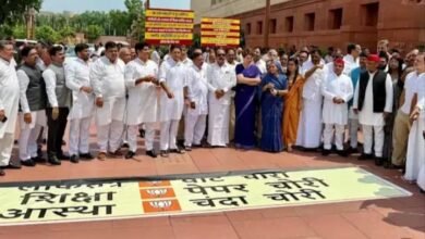 सोमवार-को-संसद-के-बार-प्रदर्शन-करते-इंडिया-गठबंधन-के-सांसद।.