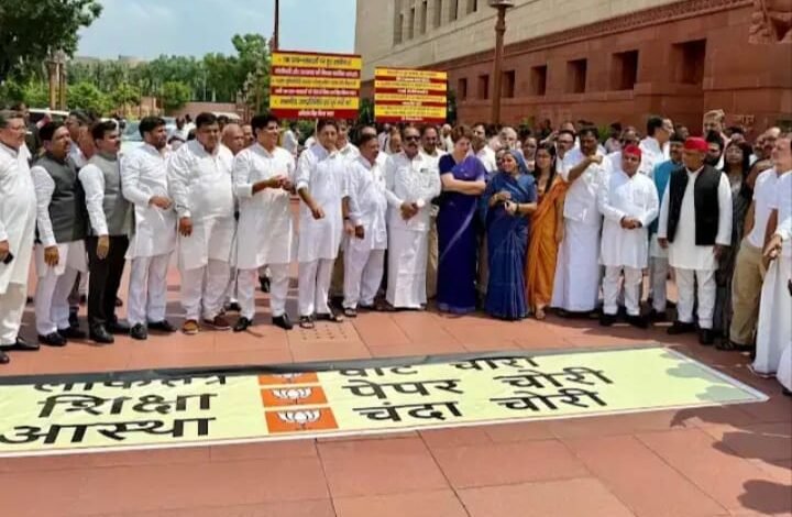 सोमवार-को-संसद-के-बार-प्रदर्शन-करते-इंडिया-गठबंधन-के-सांसद।.