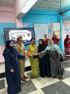 महिला थानाध्यक्ष संगीता यादव को सम्मानित करतीं डायरेक्टर व अन्य। 