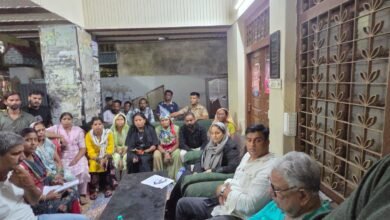 मिलने आए पीड़ित परिवारों के साथ विधायक नसीम सोलंकी, पूर्व विधायक इरफान सोलंकी व सपा नेता सरताज अनवर।