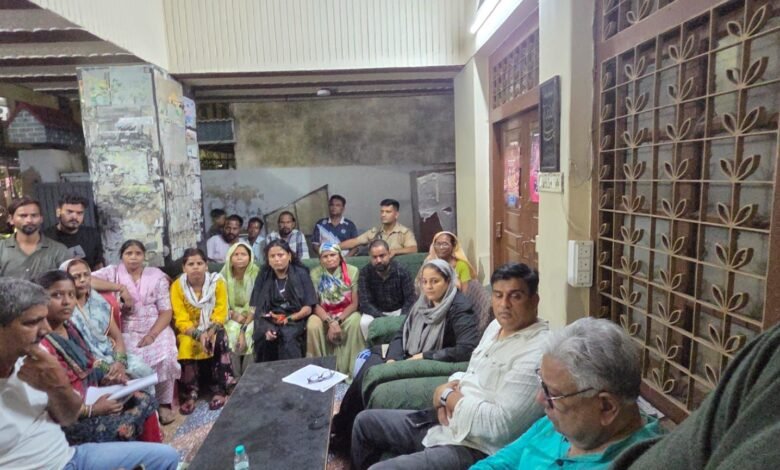 मिलने आए पीड़ित परिवारों के साथ विधायक नसीम सोलंकी, पूर्व विधायक इरफान सोलंकी व सपा नेता सरताज अनवर।