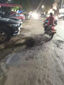 सीएम ग्रिड से बनने वाली सड़क पर कीचड़ और गड्ढे।