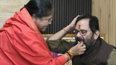 पूर्व सांसद मुख्तार अब्बास नकवी को राखी बांधती पूर्व सांसद साधवी ज्योति निरजंन।