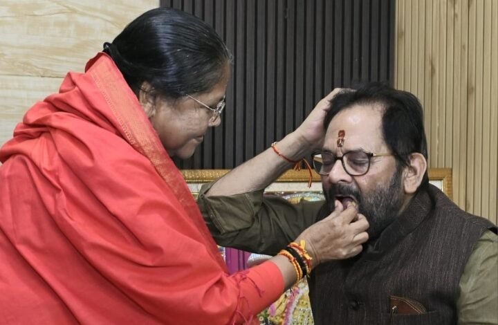 पूर्व सांसद मुख्तार अब्बास नकवी को राखी बांधती पूर्व सांसद साधवी ज्योति निरजंन।