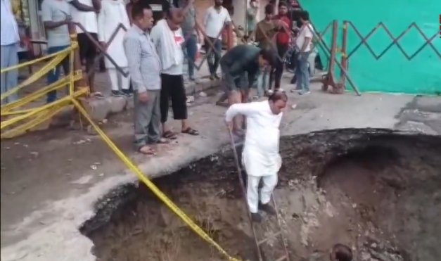 2- वीआईपी रोड पर गड्ढा होने पर सीढ़ी से नीचे उतरते विधायक मोहम्मद हसन रूमी।