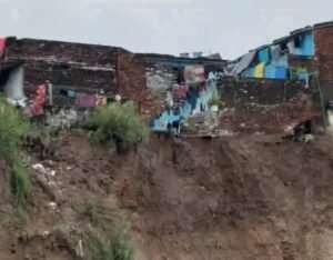 गंगा किनारे दरका टीला, लोगों की जान खतरे में।