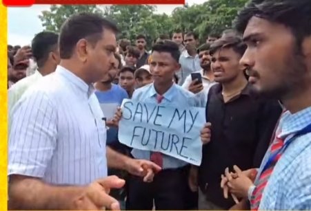कन्नौज-में-प्रदर्शन-कर-रहे-छात्रों-को-समझाते-उत्तर-प्रदेश-सरकार-के-मंत्री-असीम-अरुण