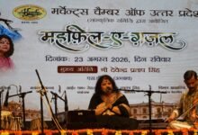 गजल-की-महफिल-में-समां-बांधतीं-कलाकार