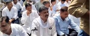 राजस्थान-में-सरकार-के-आदेश-के-खिलाफ-विधानसभा-गेट-पर-धरने-पर-बैठे-कांग्रेसी-विधायक।