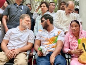 साहिल-और-उसकी-मां-के-साथ-धरने-पर-राहुल।