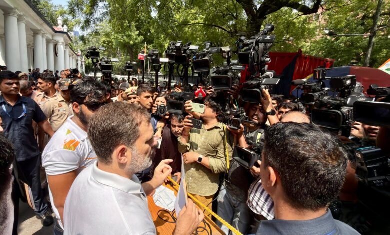 साहिल-लोचब-की-एफआईआर-दर्ज-होने-पर-मीडिया-से-मुखातिब-राहुल-गांधी।.j