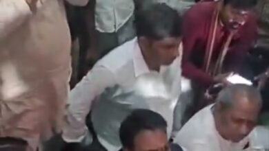 गोंडा में विनोद साहनी की हत्या के विरोध में धरने पर बैठे सपा नेता राजपाल कश्यप, मंत्री संजय निषाद व अन्य।