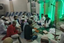 कानपुर में आयोजित कार्यक्रम में मौजूद उलमा व अन्य।