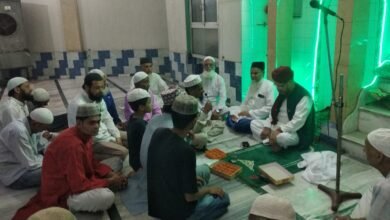 कानपुर में आयोजित कार्यक्रम में मौजूद उलमा व अन्य।