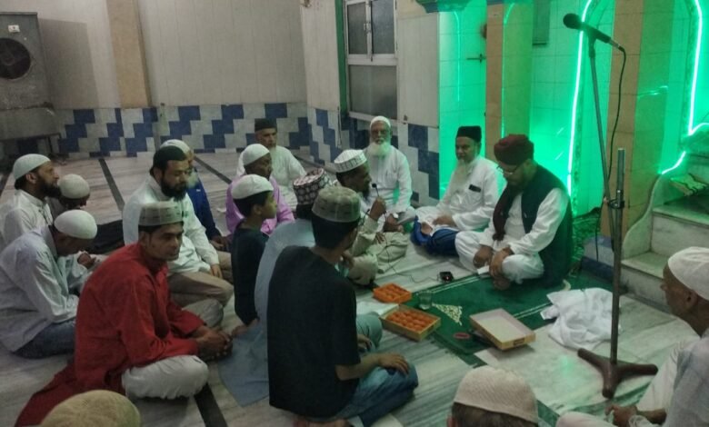 कानपुर में आयोजित कार्यक्रम में मौजूद उलमा व अन्य।