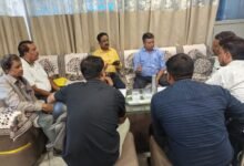 ब्रिलियंट ओरिएंटल स्कूल में आयोजित शिविर में पीएफ खातों के संबंध में जानकारी देते जिला नोडल अधिकारी।