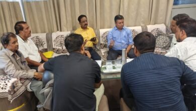 ब्रिलियंट ओरिएंटल स्कूल में आयोजित शिविर में पीएफ खातों के संबंध में जानकारी देते जिला नोडल अधिकारी।