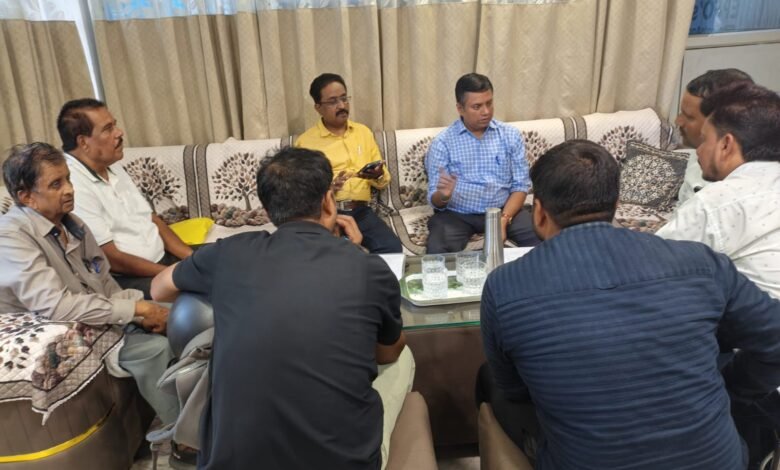 ब्रिलियंट ओरिएंटल स्कूल में आयोजित शिविर में पीएफ खातों के संबंध में जानकारी देते जिला नोडल अधिकारी।
