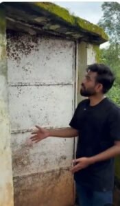 बालाघाट के स्कूल की दुर्दशा दिखाते अभिजीत दीपके।