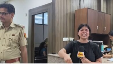 दिल्ली में थाने के सामने पुलिस की करतूत बताती महिला पत्रकार।