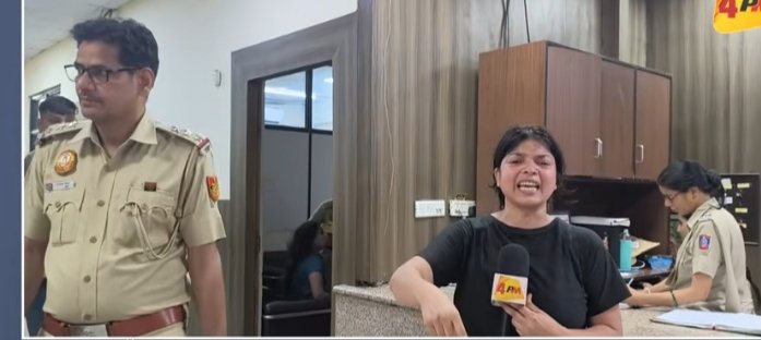 दिल्ली में थाने के सामने पुलिस की करतूत बताती महिला पत्रकार।