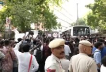 दिल्ली में प्रोटेस्ट के दौरान नौजवानों को हिरासत में लेती पुलिस।