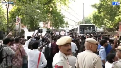 दिल्ली में प्रोटेस्ट के दौरान नौजवानों को हिरासत में लेती पुलिस।