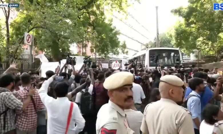 दिल्ली में प्रोटेस्ट के दौरान नौजवानों को हिरासत में लेती पुलिस।