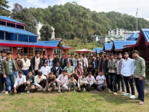 नैनीताल में टूर के दौरान मान्यता मिलने पर जश्न मनाते छात्र-छात्राएं, स्टॉफ व शिक्षक। 