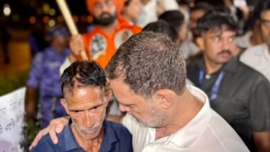 अंकिता भंडारी हत्याकांड में इंसाफ दिलाने के लिए पिता से मिलते राहुल गांधी।