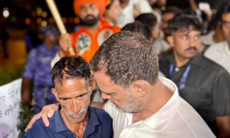 अंकिता भंडारी हत्याकांड में इंसाफ दिलाने के लिए पिता से मिलते राहुल गांधी।