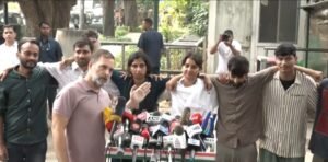 पुलिस हिरासत में की गई बर्बरता के बारे में बतातीं पीड़ित युवतियां व युवक।