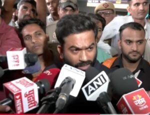 दो साथियों को जेल भेजने पर विरोध जताते सीजेपी संस्थापक अभिजीत दीपके।