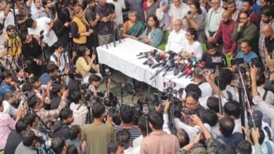 प्रेस क्लब में पत्रकार वार्ता करते सीजेपी के अभिजीत दीपके, आईसा की अध्यक्ष नेहा बोरा, कपिल सिब्बल, प्रशांत भूषण व अन्य।