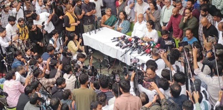 प्रेस क्लब में पत्रकार वार्ता करते सीजेपी के अभिजीत दीपके, आईसा की अध्यक्ष नेहा बोरा, कपिल सिब्बल, प्रशांत भूषण व अन्य।
