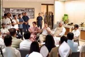 जोरदार प्रदर्शन के लिए एनएसयूआई और सेवादल के पदाधिकारियों से मिले मल्लिकार्जुन खड़गे, राहुल गांधी और प्रियंका गांधी।