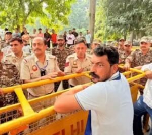 सांसद चंद्रशेखर आजाद को घर से बाहर निकलने से रोकती पुलिस।
