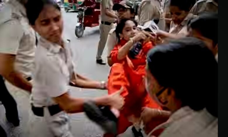 पत्रकार प्रज्ञा मिश्रा को उठाकर ले जाती पुलिस।
