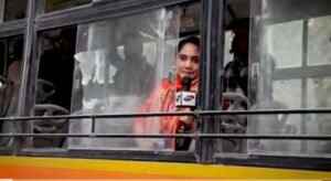 पत्रकार प्रज्ञा मिश्रा को डिटेन करने के बाद बस में बैठाया।