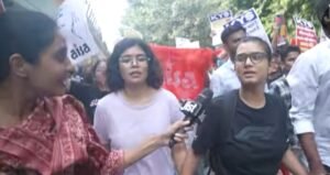 साथियों के साथ मार्च निकलतीं आईसा अध्यक्ष नेहा बोरा व अन्य।